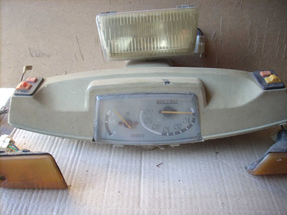 Спидометр, голова мопеда, накладки на руль в сборе.