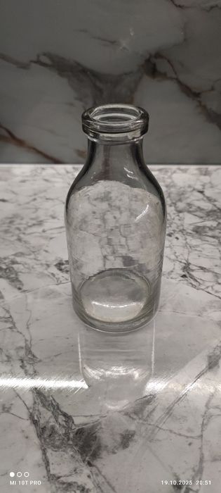 Szklana butelka z czasów PRL