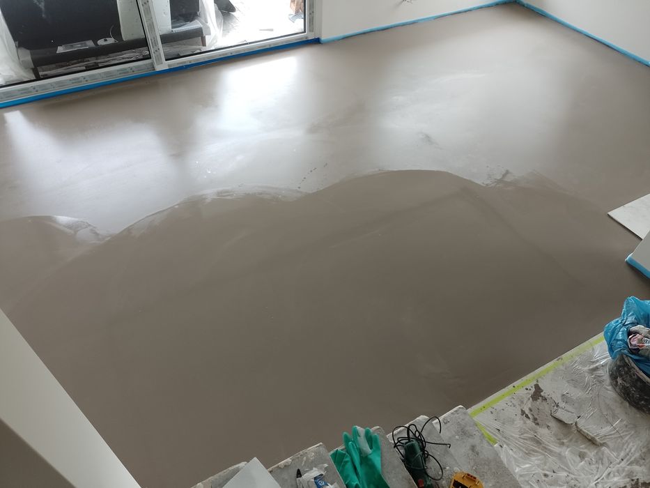 Wylewki samopoziomujące schody podłogi mikrocement montaż