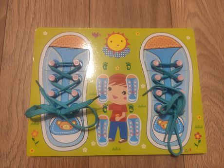 Tablica do nauki wiązania butów sznurówek