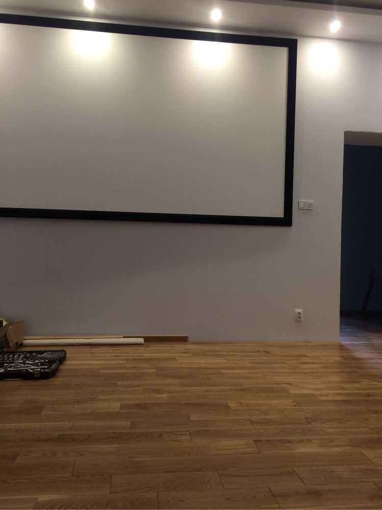 Witam sprzedam projektor z Ekranem o wymiarach 200 cm na 325cm tzn150”