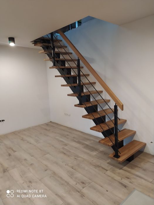 Schody drewniane na metalowej konstrukcji nowoczesne loft