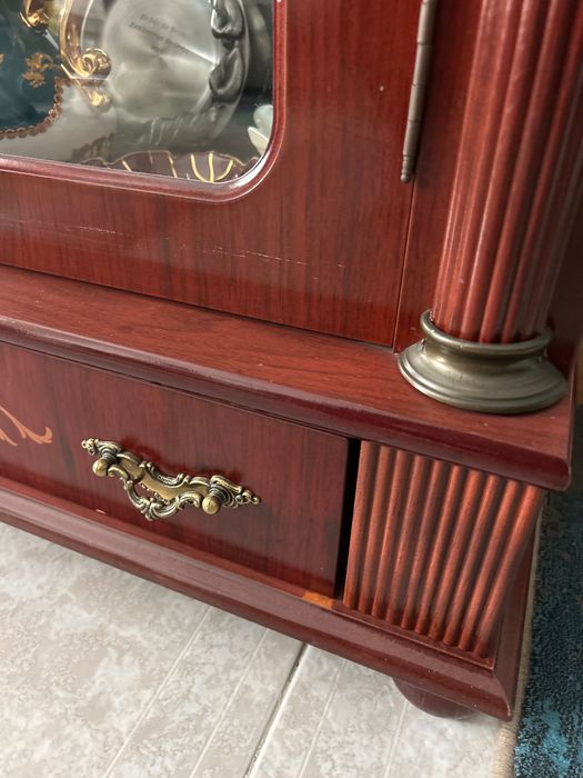 Cristaleira em madeira