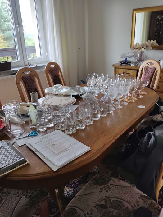 Stół wraz z krzesłami do pokoju stołowego