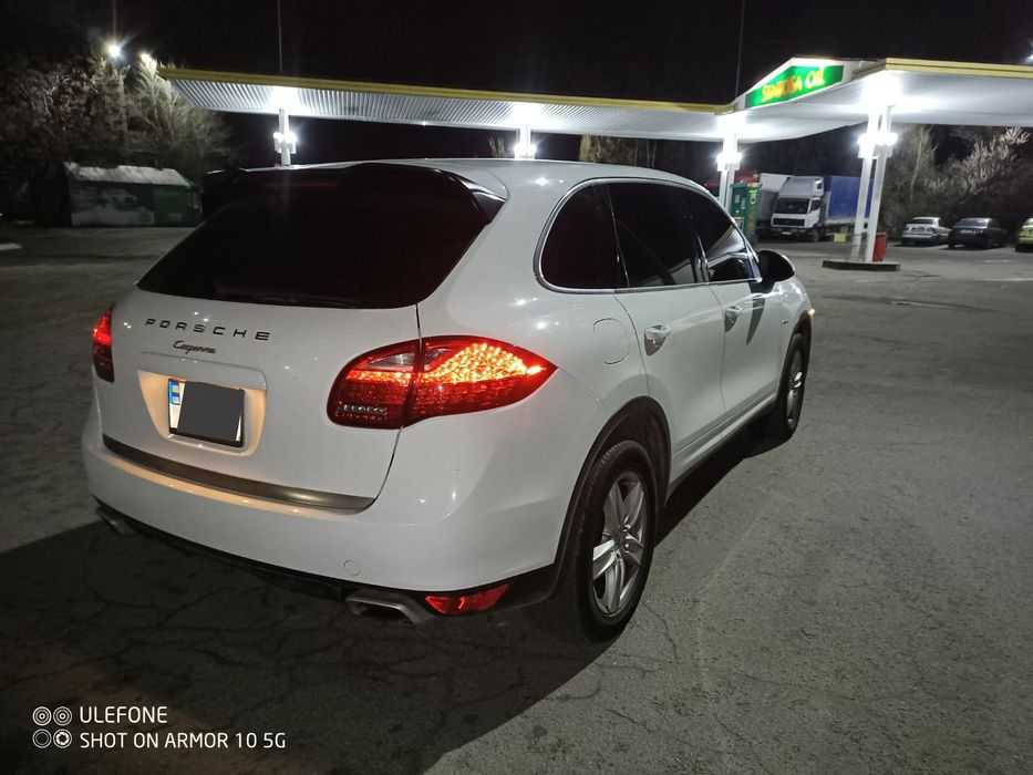 Продам сімейний автомобіль porsche cayenne на 3 л 2013 года