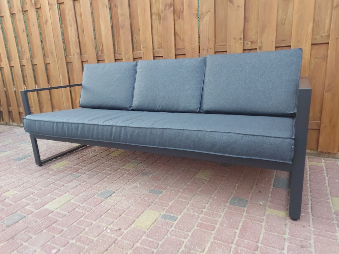 Dostępny zestaw Vonge narożnik plus sofa z stolikiem regulowanym.