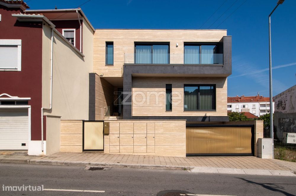 Moradia Exclusiva T4 em Ermesinde com Piscina e Jardim