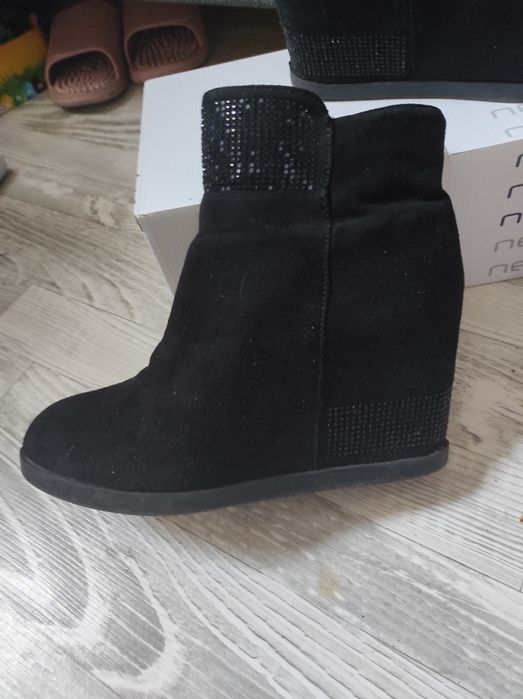 Botki zamszowe koturny