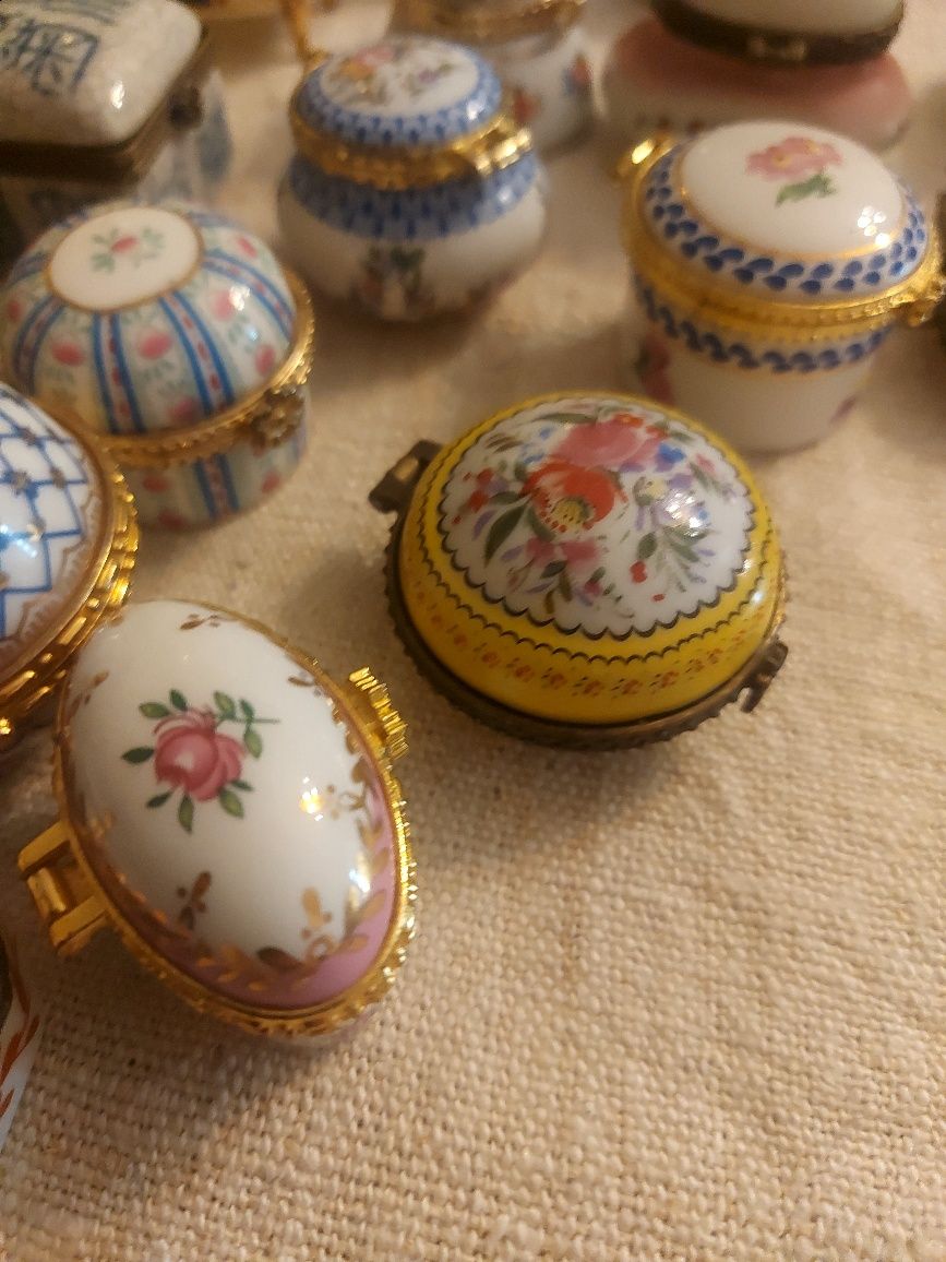 Conjunto de 48 caixas de colecção de porcelana