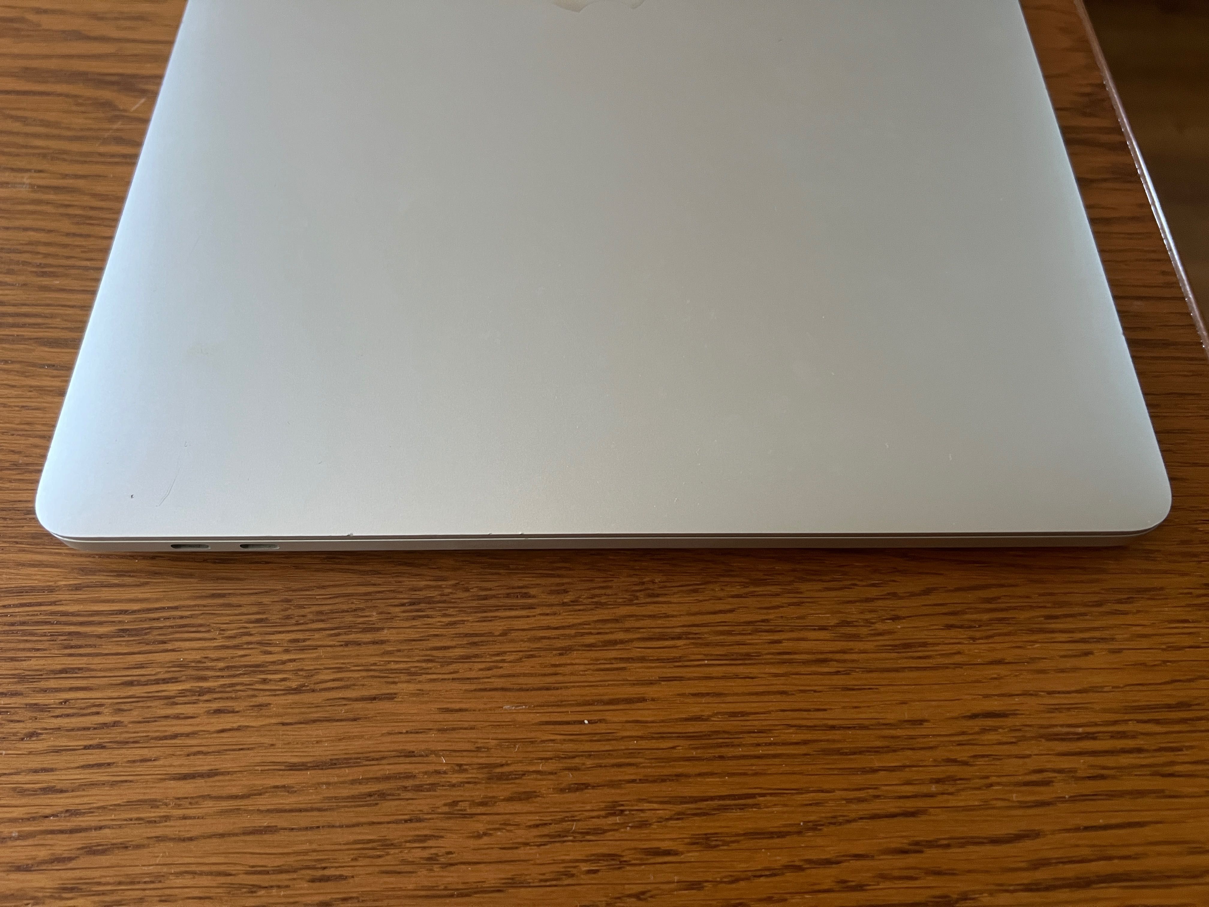 MacBook Pro 15,4" Srebrny 2017r. / 16GB / 512GB / A1707 / wada matrycy