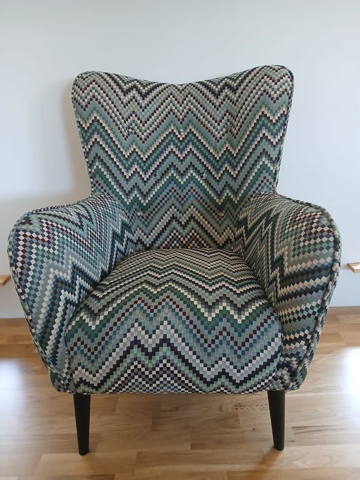 Fotel kolorowy zygzak azul hiszpańska tkanina żakardowa