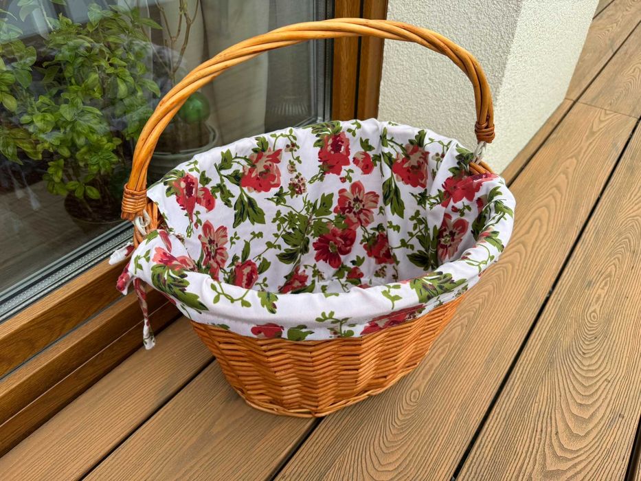 Kosz koszyk rowerowy wiklinowy z materiałową wkładką w kwiaty na rower