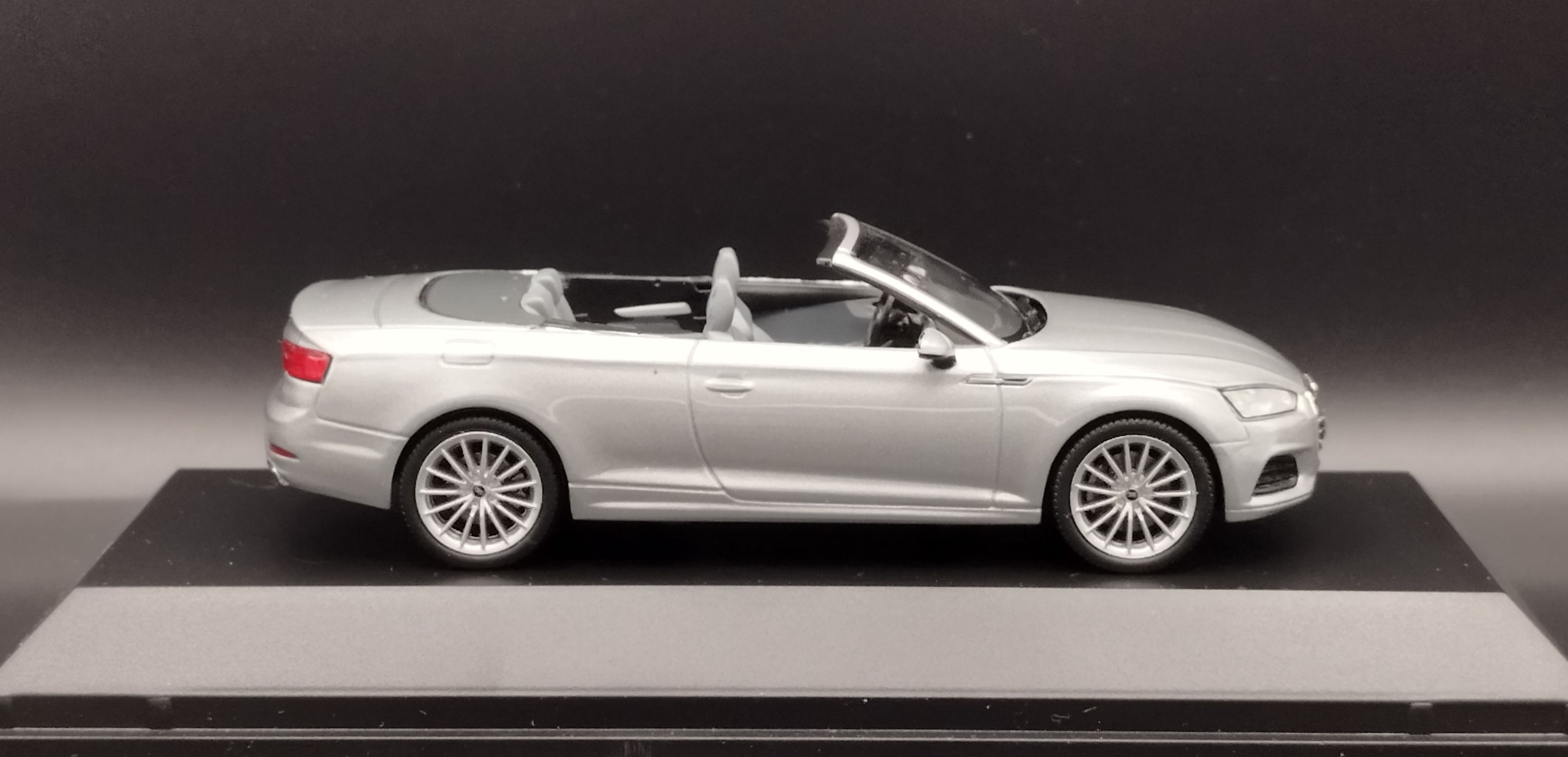 1:43 Spark Audi A5 cabriolet model nowy