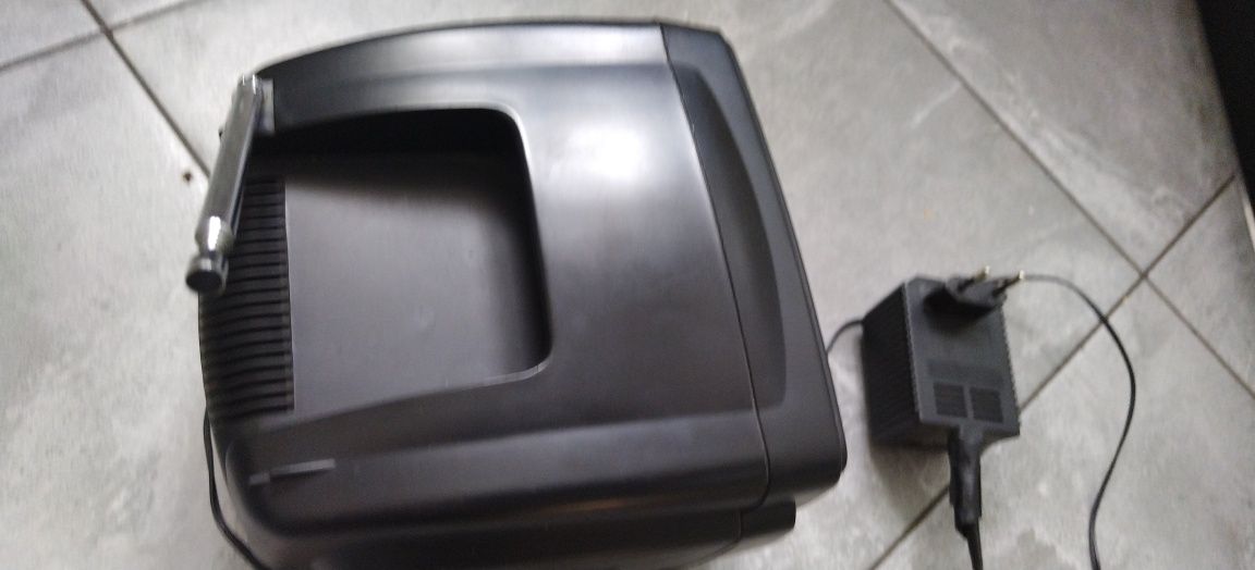 Przenośny telewizor z radiem
