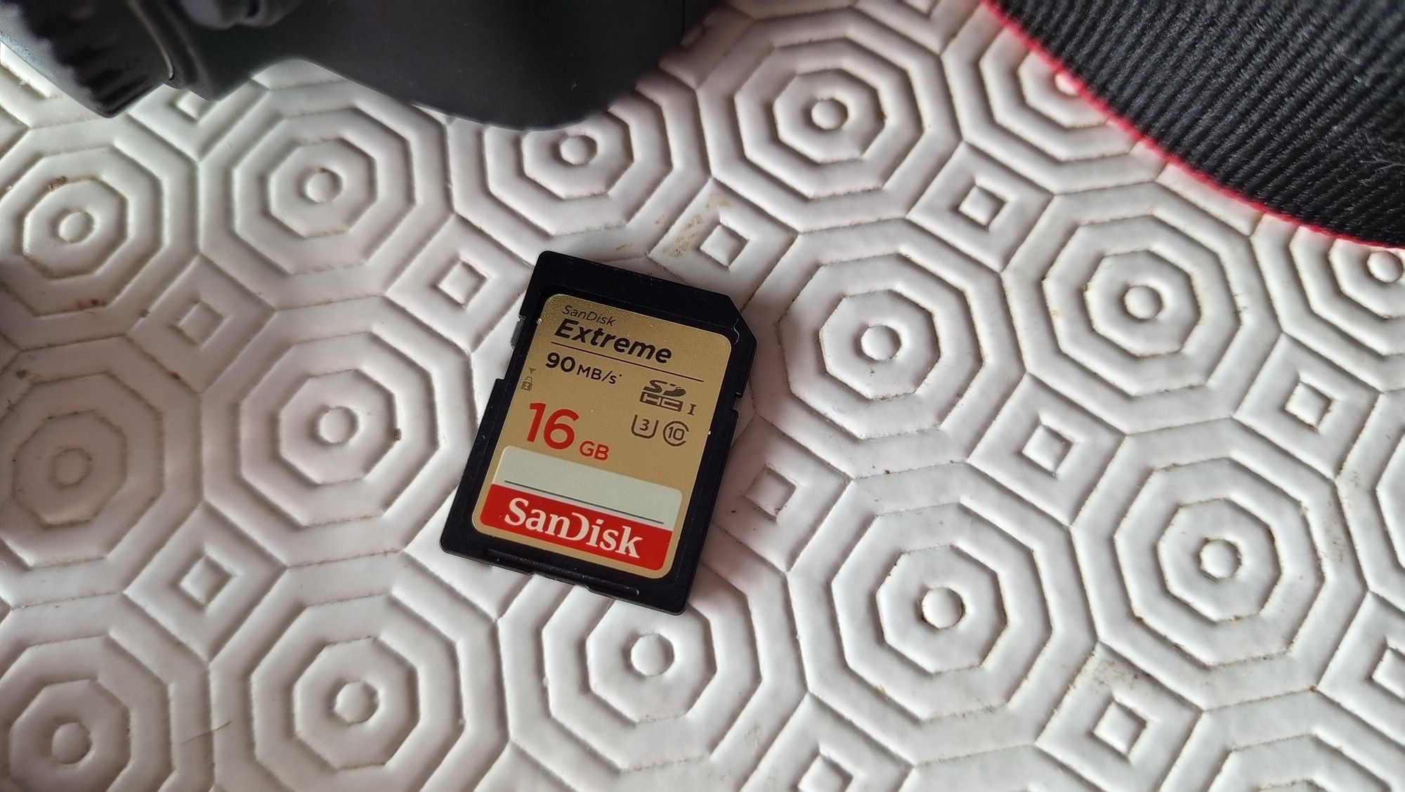 Canon T7  - 24MP