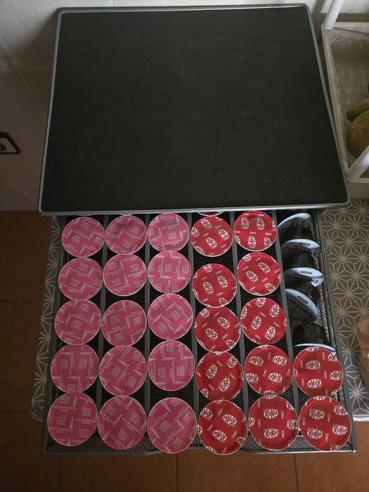 Maquina de café Dolce Gusto + suporte com gaveta + 38 capsulas