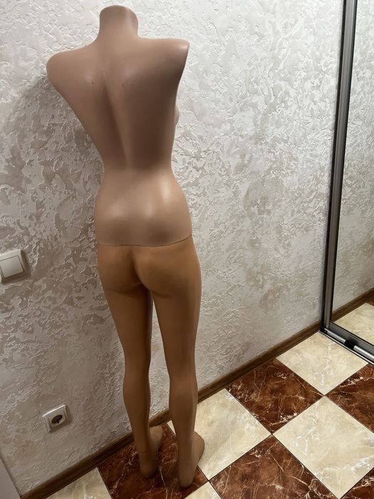 Манекен жіночий в повний зріст