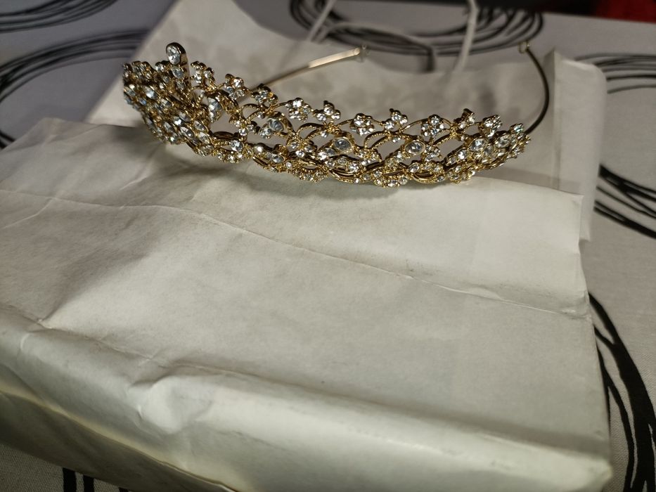 Tiara dourada casamento