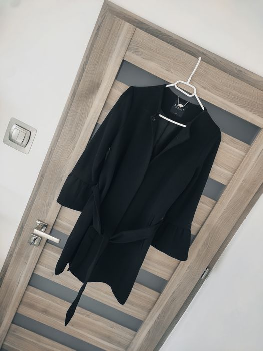 Czarny elegancki płaszcz z domieszką wiskozy Mohito roz 36