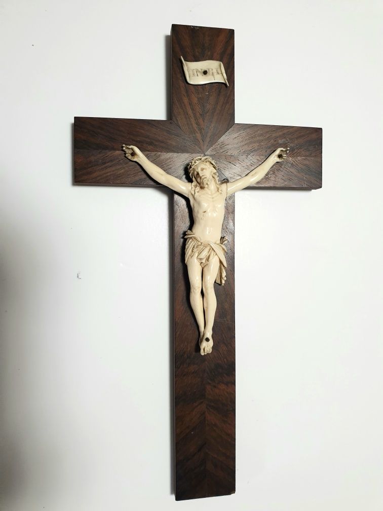 Maravilhoso antigo crucifixo - Pau Santo com precioso Cristo esculpido