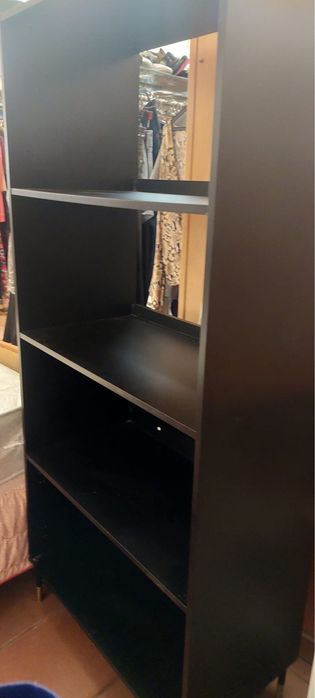 Movel de prateleiras em madeira