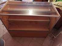 2 Vitrine para loja + suporte caixa registadora + arca vintage