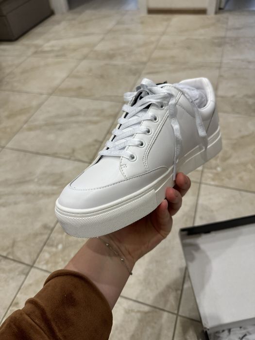 Оригінальні кросівки Karl Lagerfeld Розмір 9.5US 3540 грн