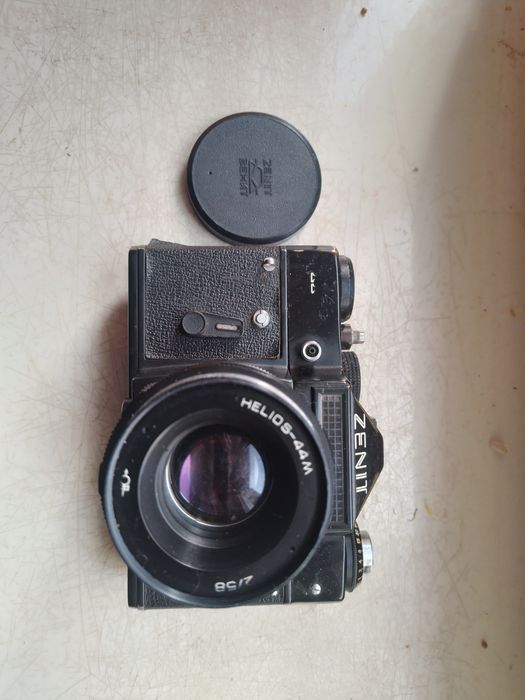 Продам фотоаппарат Зенит с объективом Гелиос 44м.