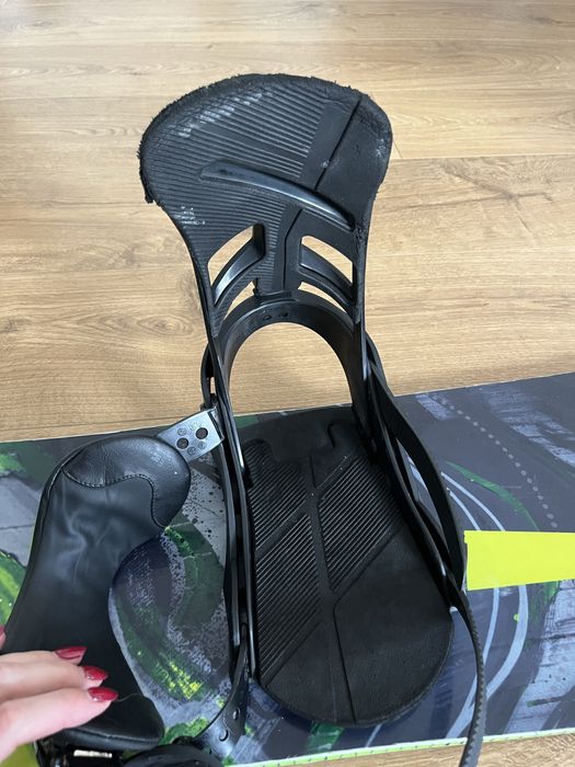 Deska snowboardowa GNU Carbon Credit Asym 153 cm, wiązania Burton