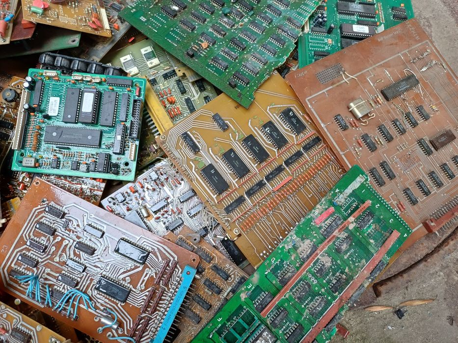 Микросхемы на платах больше 800шт, разные.