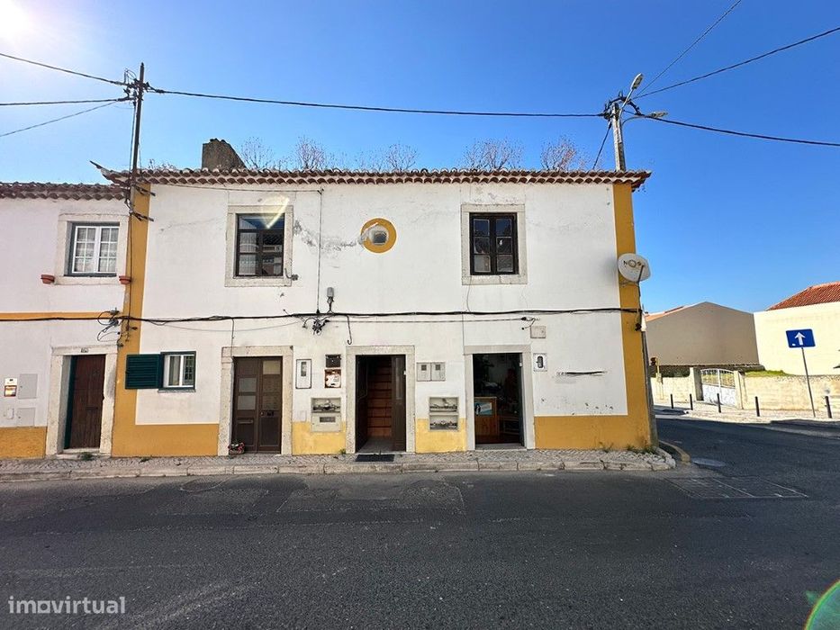 Prédio a Venda na Vila principal de Vila Nogueira de Azeitão
