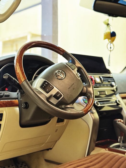 Toyota Land Cruiser 200 • 2013 • 4.5 V8 Diesel • 70th Anniversary