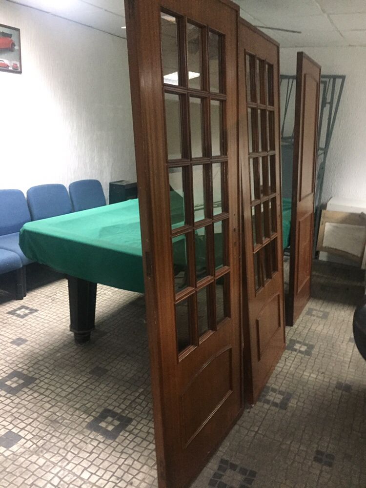 portas com 2m de altura por 75cm de largo impecável