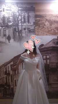 Весільне плаття (стильне) в гарному стані