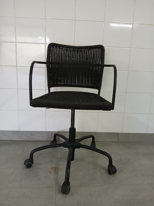 Cadeira giratória preta IKEA