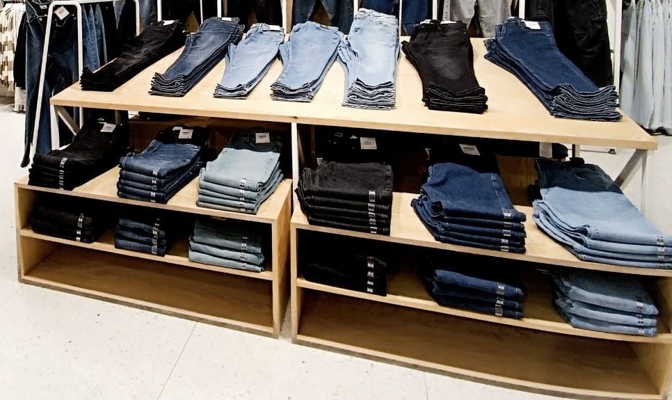 Великий стіл для одягу, розкладний. В наявності два стола