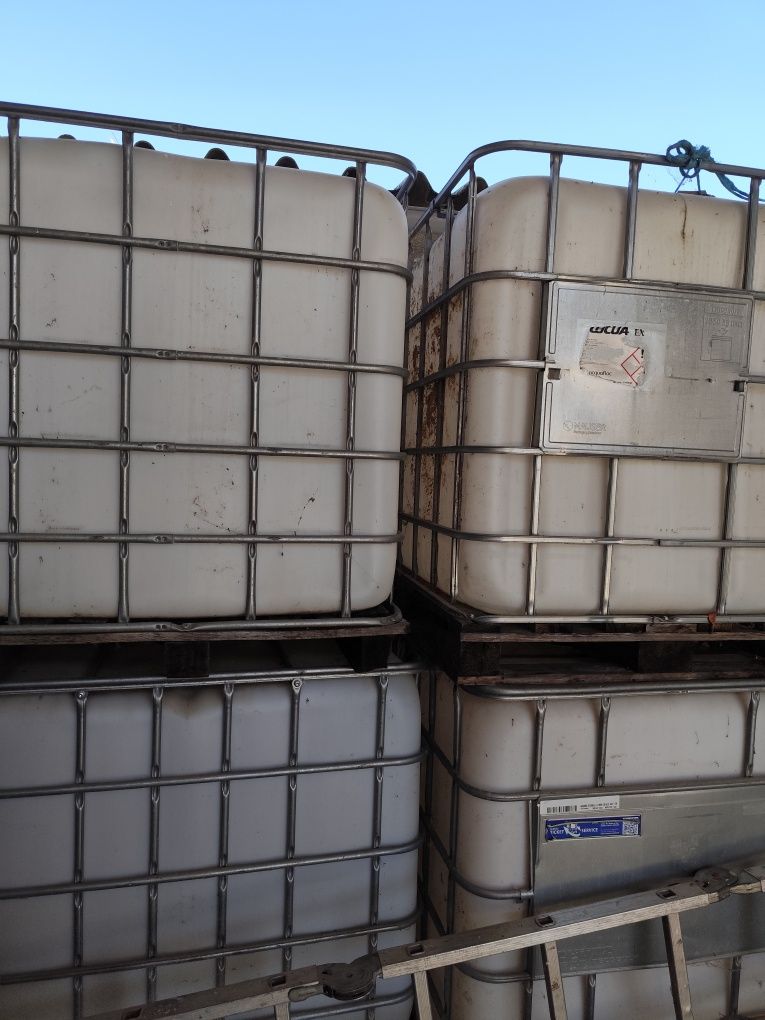 Depósitos plástico capacidade 1000 L com palete usados