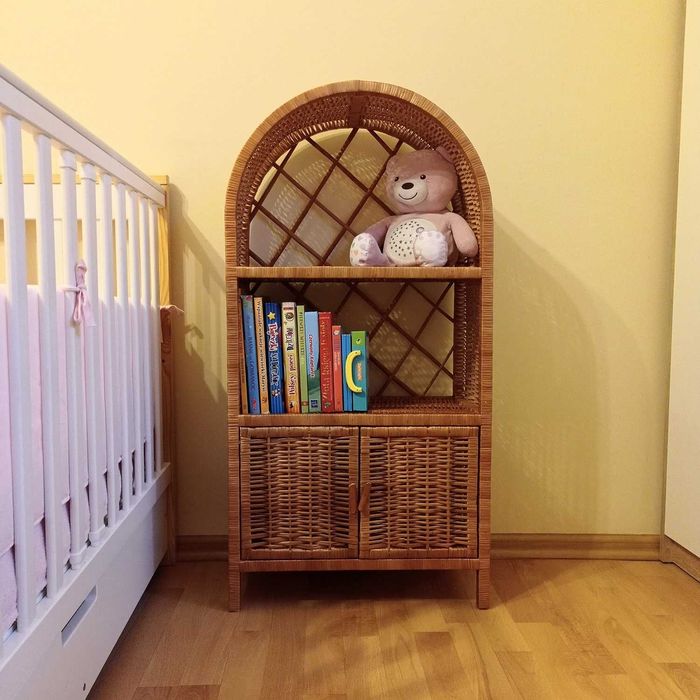 Szafka wiklinowa z drzwiczkami, wiklinowy mebel, regał, półka łuk kosz