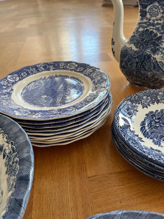 Angielska porcelana, niebieska, rożna