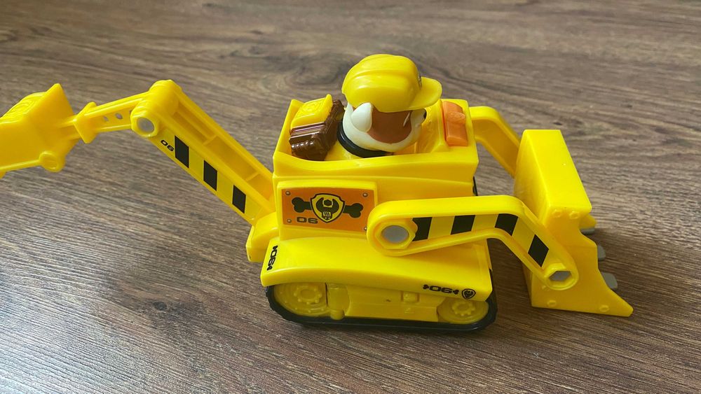 żółty dźwig psi patrol