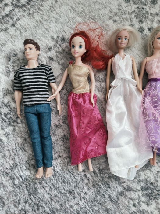Zestaw lalek barbie i innych