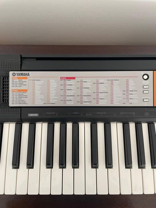 Teclado digital YAMAHA PSR F50 com caixa