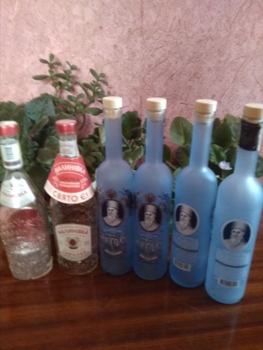 Стеклянные банки. Бутылки. Пластиковые .для сока.