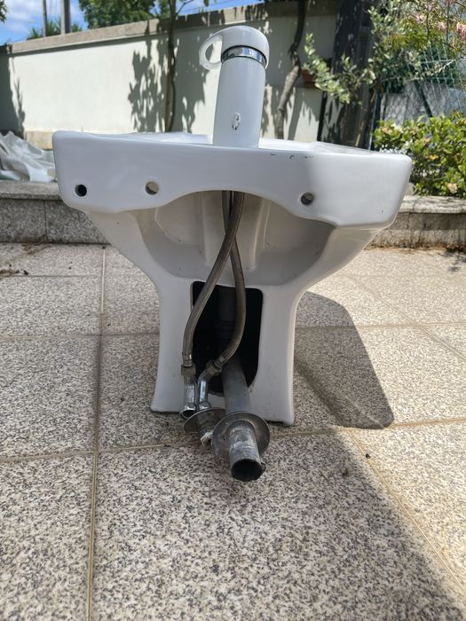 Mobilia para casa de banho, em muito bom estado