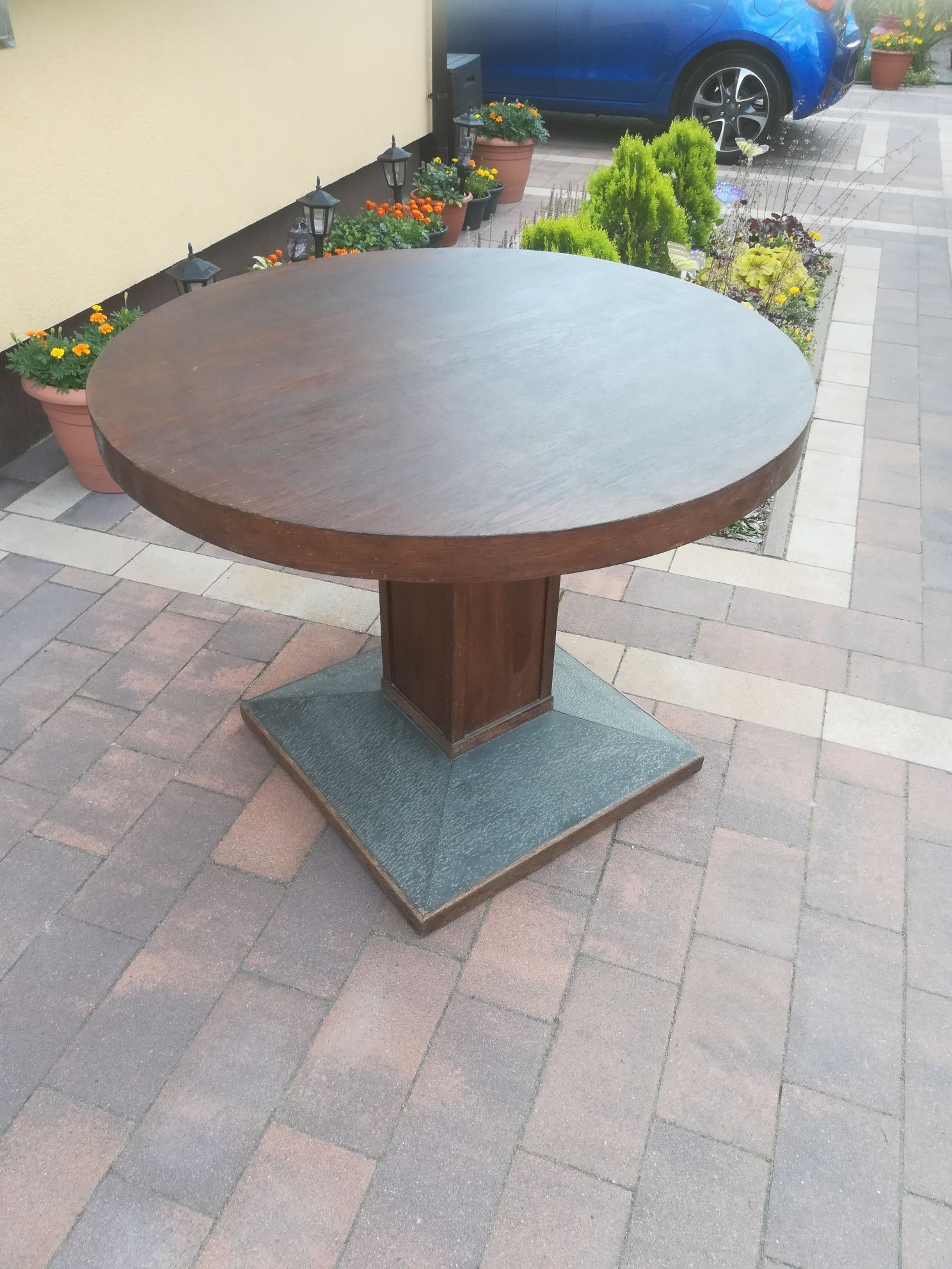 Stary zabytkowy okrągły  stół