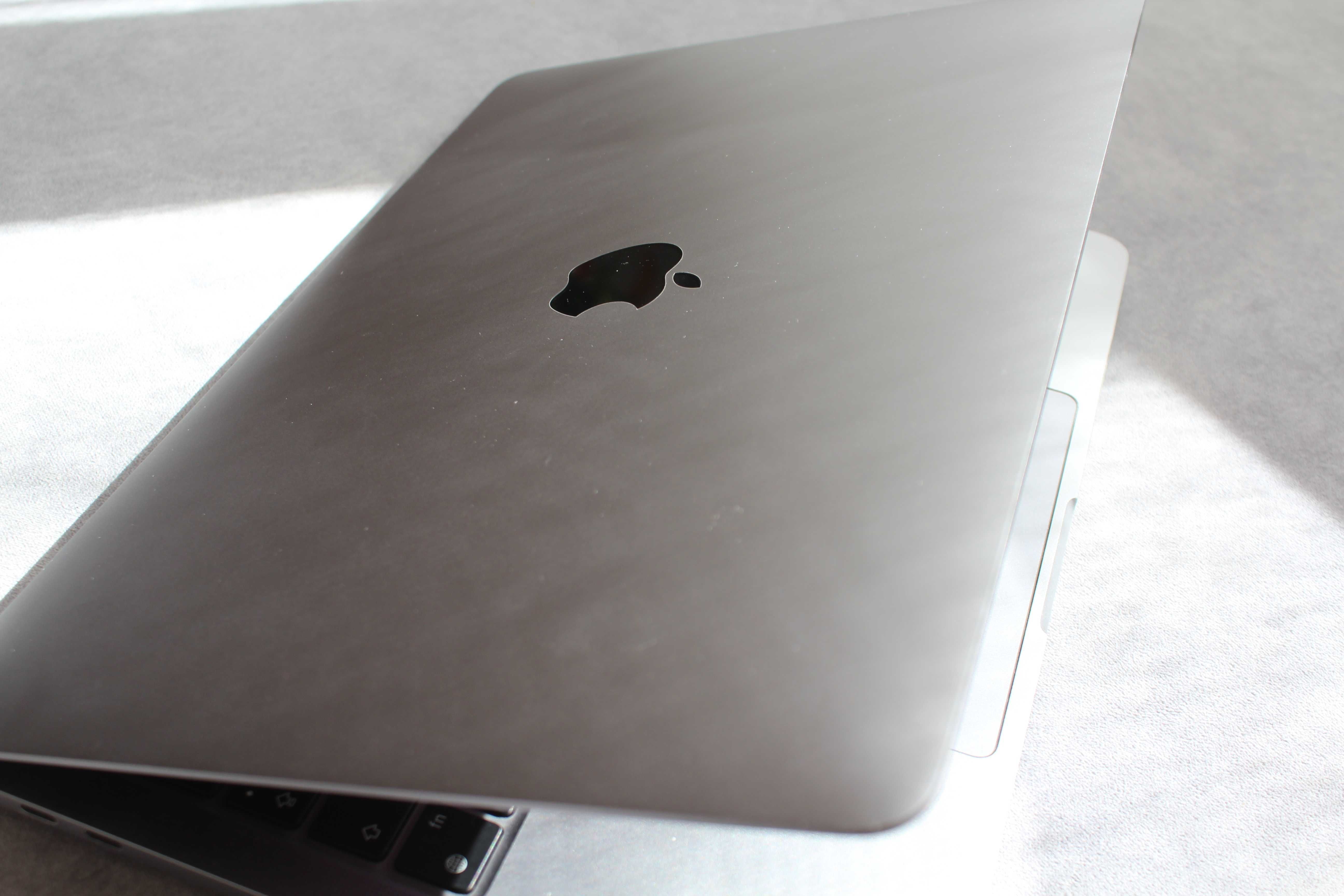MacBook Pro 13" M1 (2020) – Modelo A2338