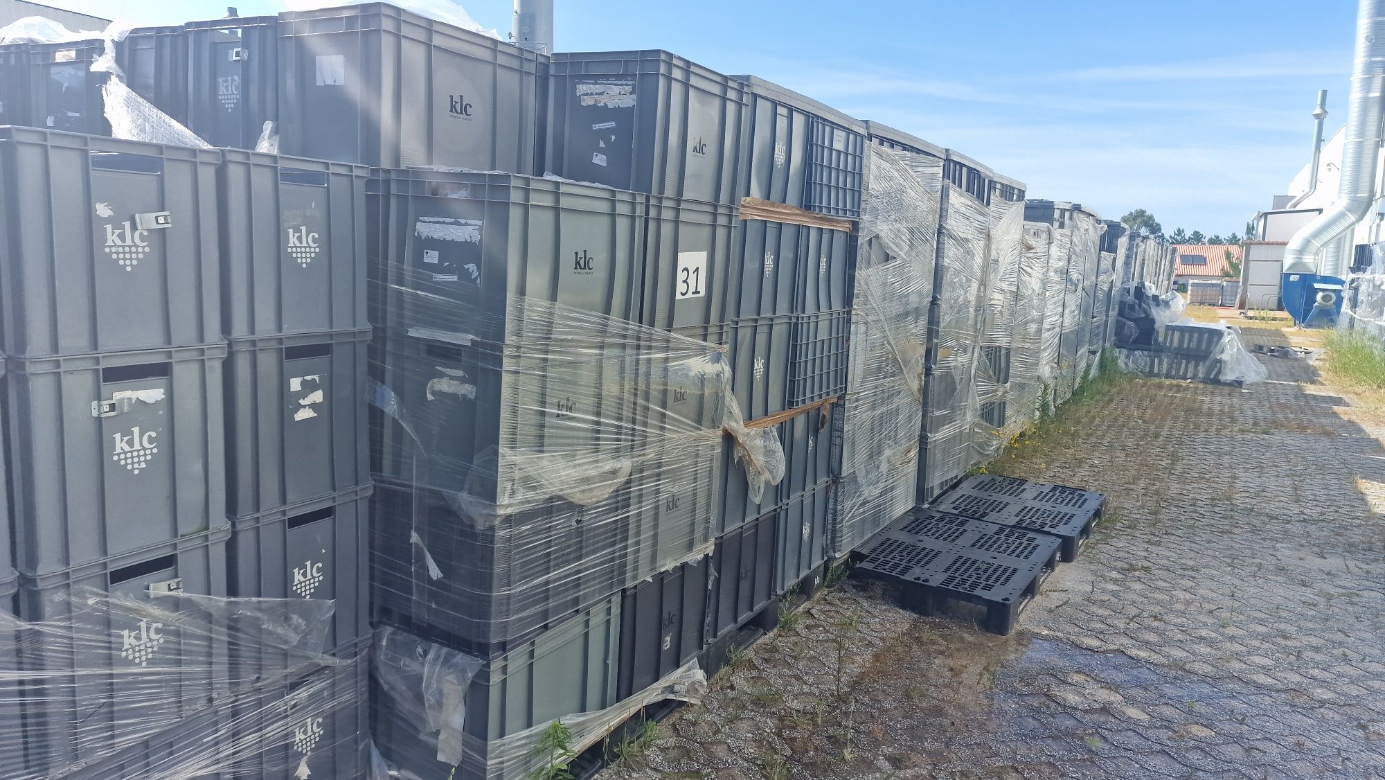 Caixas palotes em plástico com tampas