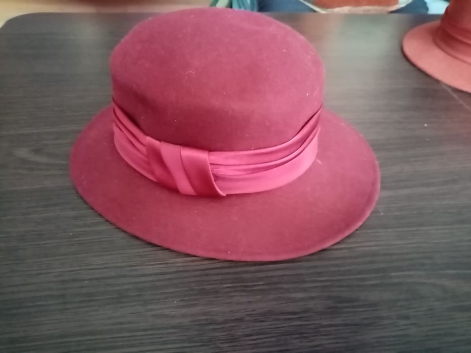 Bordowy kapelusz z flauszu