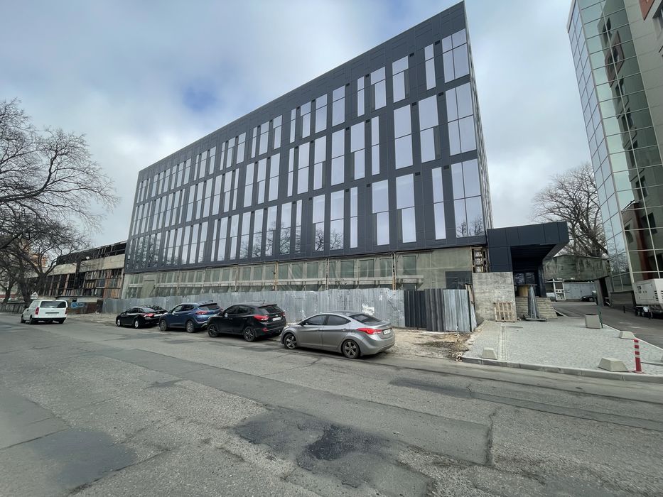 Фасадное помещение 1700 м² с парковкой – идеально для супермаркета
