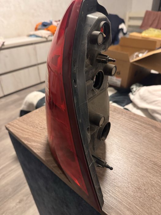 Продам 2 фары задние(правая, левая с дефектом)